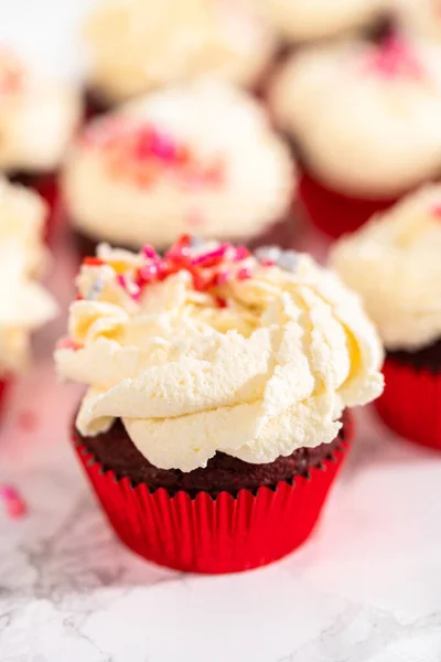 Tubulação Cobertura Ganache Chocolate Branco Cima Cupcakes Veludo Vermelho Cobertura — Fotografia de Stock