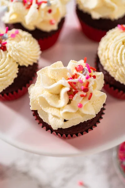 Vers Gebakken Fluwelen Cupcakes Met Witte Chocolade Ganache Glazuur Versierd — Stockfoto