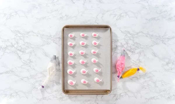 Merengue Tuberías Con Bolsas Tuberías Bandeja Para Hornear Forrada Con — Foto de Stock