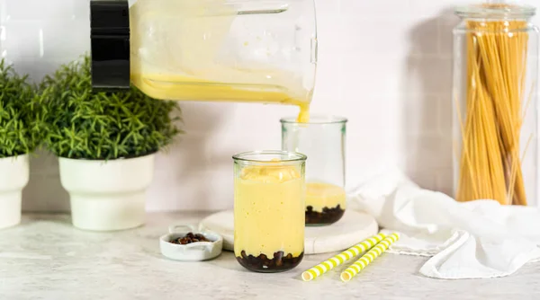 Pouring Mango Boba Smoothie Drinking Glasses — Zdjęcie stockowe