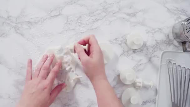 Vyřezávání Sněhových Vloček Řezačkami Sušenky Bílého Fondánu Mramorovém Pultu — Stock video