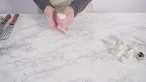 Вырезание Снежинки Кусачками Белого Красителя Мраморном Прилавке — стоковое видео