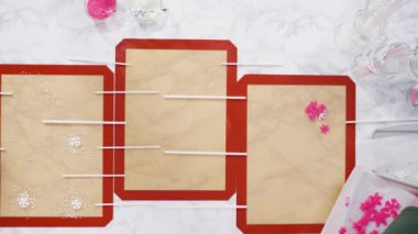 Farklı aromalı ev yapımı lolipoplar yapıyorum..