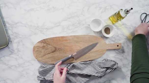 Panggang Butternut Labu Dengan Garam Dan Merica Dalam Minyak Zaitun — Stok Video