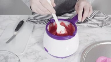 Adım adım. Erimiş kırmızı çikolata parçalarından çikolata kalpler ve öpücükler yapmak.