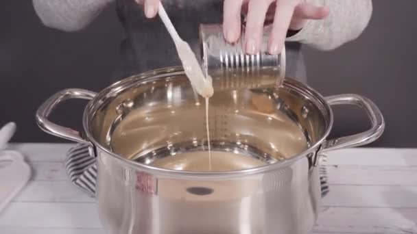 在锅里融化白巧克力片做糖果手杖白巧克力软糖 — 图库视频影像