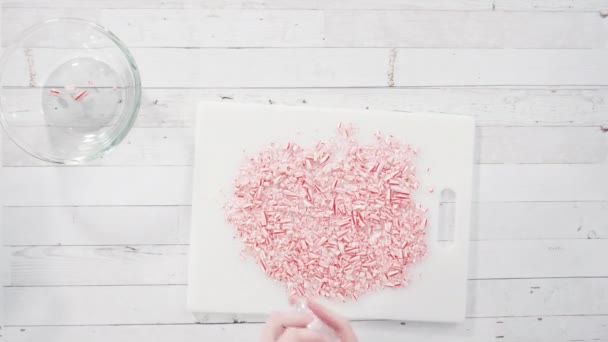 평평하게 차근차근 사탕수수 사탕을 조각으로 쪼개는 — 비디오