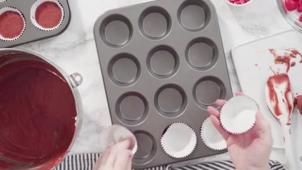 Making Red Velvet Cupcakes Cream Cheese Frosting Decorates Heart Kiss — Vídeo de stock