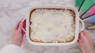 Masada pişirme renkleri olan ev yapımı pasta.