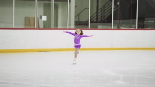 Niña Practicando Antes Competición Patinaje Artístico Pista Hielo Interior — Vídeos de Stock