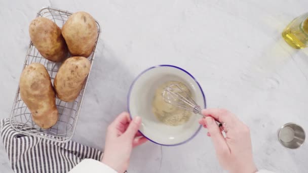 Zwiebelkartoffeln Keilen Mit Olivenöl Und Gewürzen Zubereiten Und Ofen Backen — Stockvideo