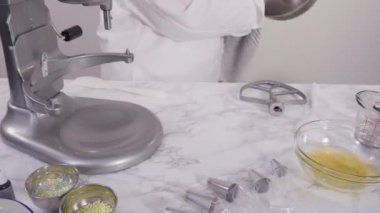 Tek boynuzlu at kurabiyesi pişirmek için besin boyasını kremaya karıştırıyorum..
