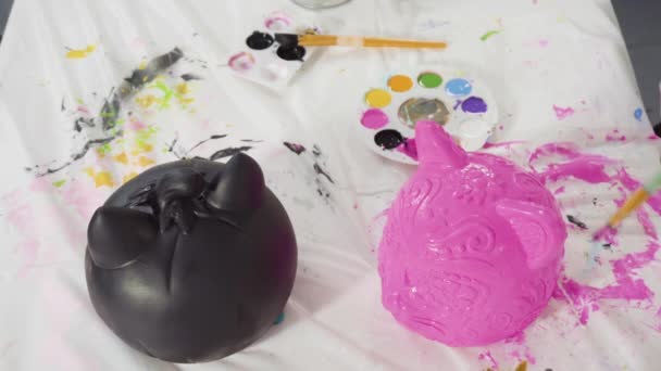 Pequeña Niña Pintando Calabaza Artesanal Con Pintura Acrílica Para Halloween — Vídeos de Stock