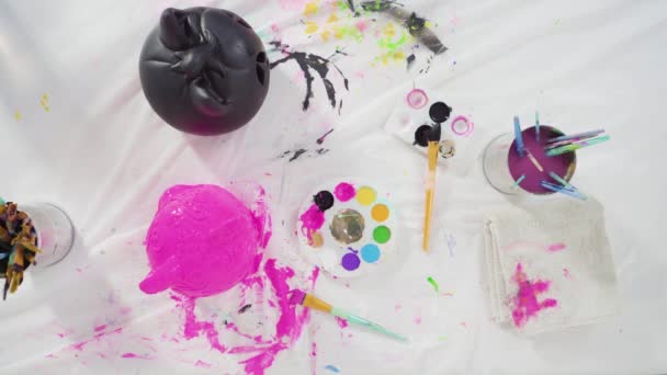 Dívka Malování Řemeslo Dýně Akrylovou Barvou Halloween — Stock video