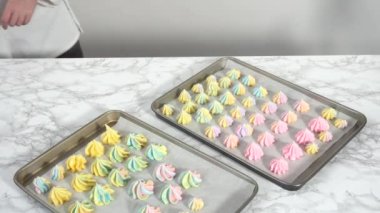 Pişirme tepsisinde çok renkli tek boynuzlu at kurabiyeleri.