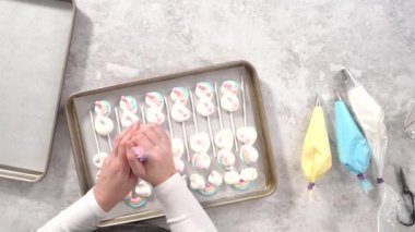 Pişirme tepsisinde çok renkli tek boynuzlu at kurabiyeleri.