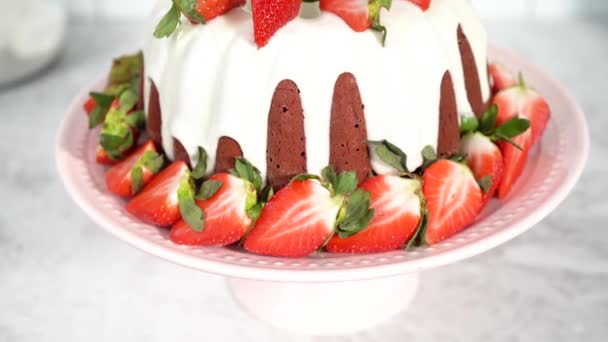 Red Velvet Bundt Cake Cream Cheese Frosting Garnished Fresh Strawberries — 图库视频影像