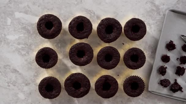 Fyllning Chokladmuffins Med Choklad Ganache — Stockvideo