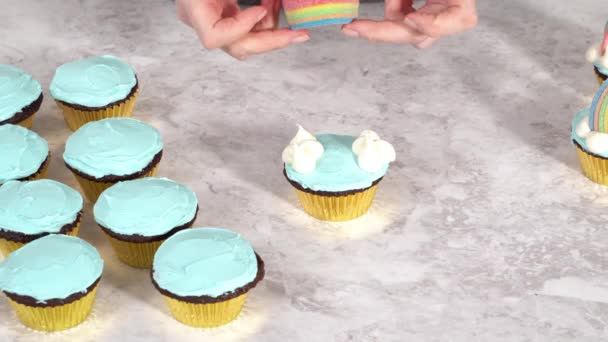 Chocolade Cupcakes Versierd Met Blauwe Roomboter Glazuur Regenboog Voor Eenhoorn — Stockvideo