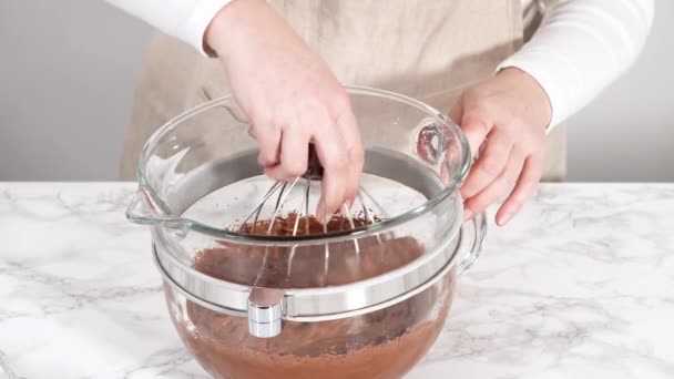 在一个大的玻璃杯里混合配料 用来烘焙薄荷糖白巧克力饼干 — 图库视频影像