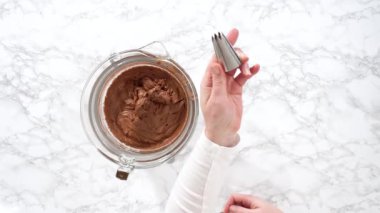 Çikolatalı kekler için çikolatalı ganache kremalı krema yapıyorum. 