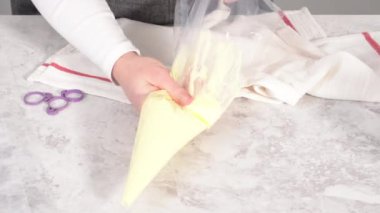 Çikolatalı kekler için çikolatalı ganache kremalı krema yapıyorum. 