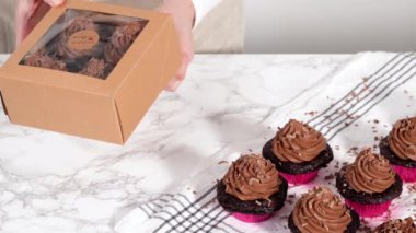 Çikolatalı kek ve çikolatalı ganache kaplama. 