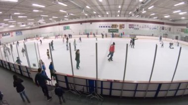 Denver, Colorado, ABD-12 Ocak 2020 - İç buz pateni pistinde halka açık buz pateni oturumu.