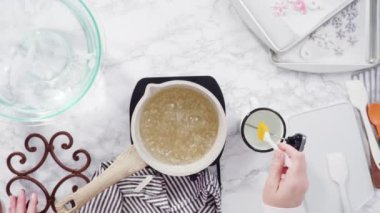 Küçük elektrikli ocağın üzerinde küçük bir tencerede karamelize şeker.