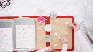 Farklı aromalı ev yapımı lolipoplar yapıyorum..