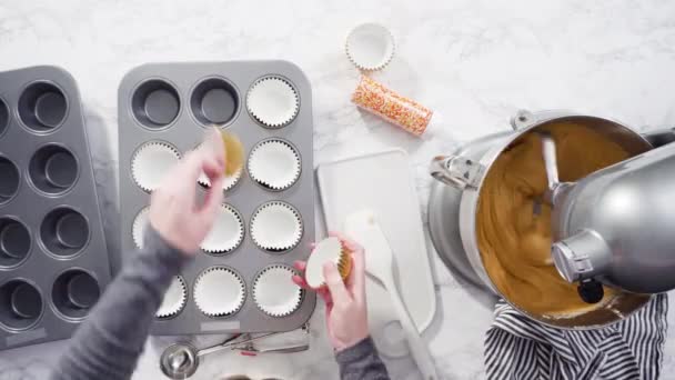 Making Pumpkin Spice Cupcake Italian Buttercream — Wideo stockowe