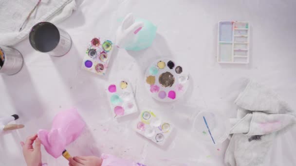 Meisje Schilderen Papier Mache Beeldjes Met Acryl Verf Voor Haar — Stockvideo