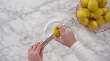 Limonlu kek pişirmek için organik limonlar..