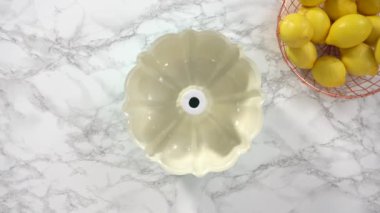 Limonlu kek için hamura malzemeleri karıştırıyorum..