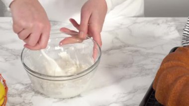 Limonlu kek için hamura malzemeleri karıştırıyorum..