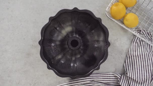 파운드 케이크를 만들기 반죽에 재료를 — 비디오