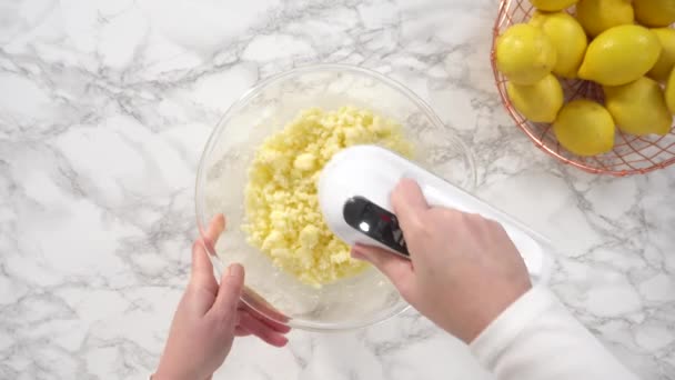 Limonlu Kek Için Hamura Malzemeleri Karıştırıyorum — Stok video