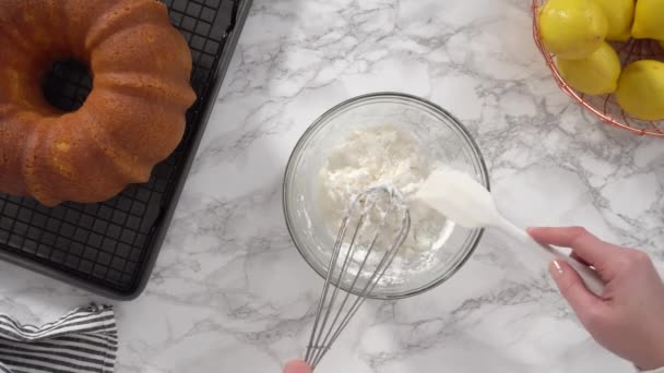 レモンパウンドケーキの生地に材料を混ぜる — ストック動画