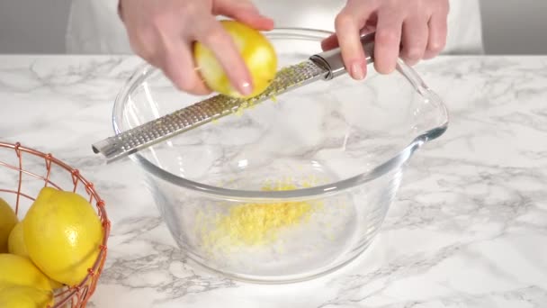 Zesting Limoni Biologici Cuocere Una Torta Libbra Limone — Video Stock