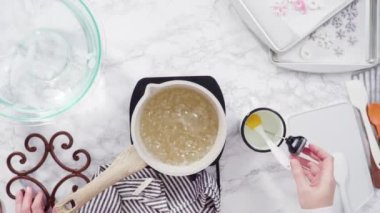 Küçük elektrikli ocağın üzerinde küçük bir tencerede karamelize şeker.