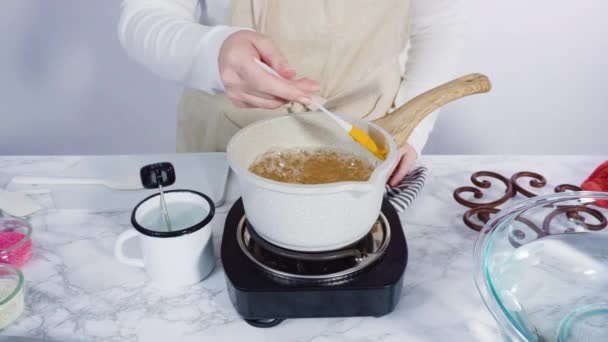 Azúcar Caramelizante Una Olla Pequeña Sobre Pequeña Estufa Eléctrica — Vídeos de Stock