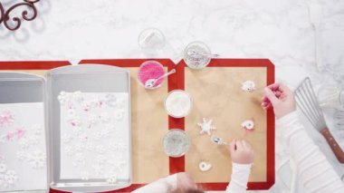 Farklı aromalı ev yapımı lolipoplar yapıyorum..