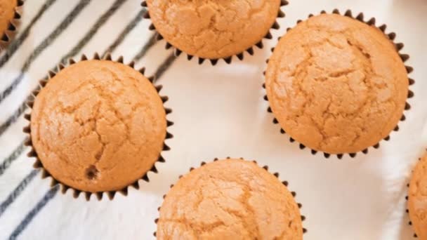 Tökfűszeres Muffin Olasz Vajkrémmel Cukormázzal Süteményes Állványon — Stock videók