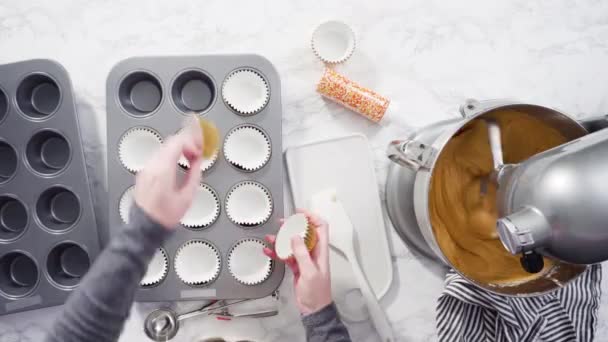 用意大利奶油和洒水制作南瓜调味杯蛋糕 — 图库视频影像