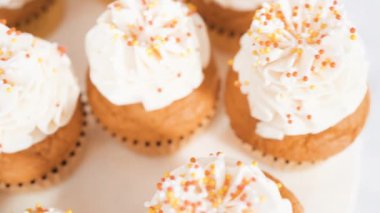 İtalyan tereyağlı ve pasta standına serpiştirilmiş balkabaklı kek..