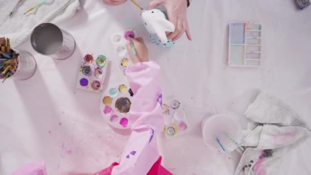 Маленька Дівчинка Малює Паперові Фігурки Акриловою Фарбою Свого Домашнього Мистецького — стокове відео