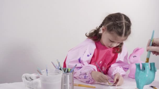 Pequeña Niña Pintando Papel Figuritas Mache Con Pintura Acrílica Para — Vídeo de stock