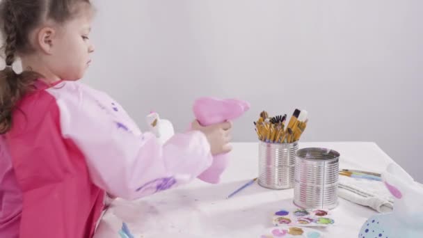 Pequeña Niña Pintando Papel Figuritas Mache Con Pintura Acrílica Para — Vídeos de Stock