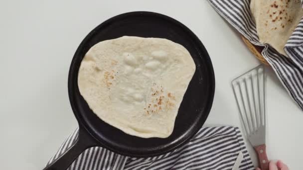 Προετοιμασία Σπιτική Flatbread Ένα Χυτοσίδηρο Χύτρα — Αρχείο Βίντεο