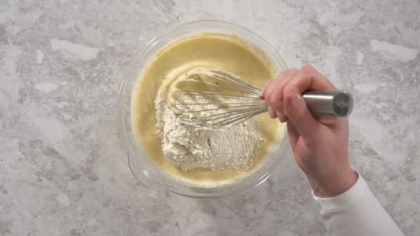 Mencampur Bahan Bahan Dalam Mangkuk Campuran Kaca Untuk Menyiapkan Pancake — Stok Video